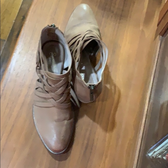 Seychelles booties. SOOOOOO cute! - Picture 3 of 10